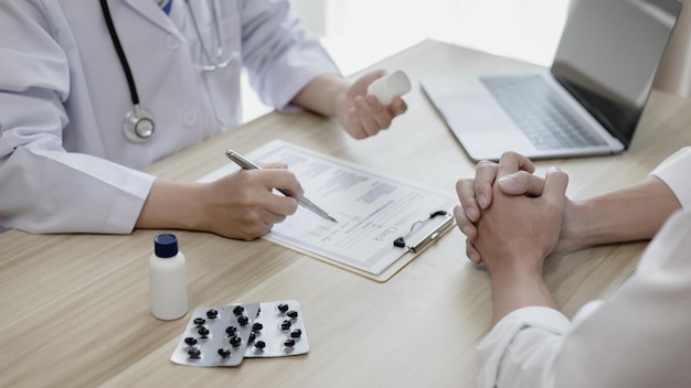 Seção média de um médico examinando um paciente na clínica