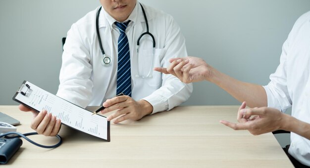 Seção média de um médico examinando um paciente no hospital