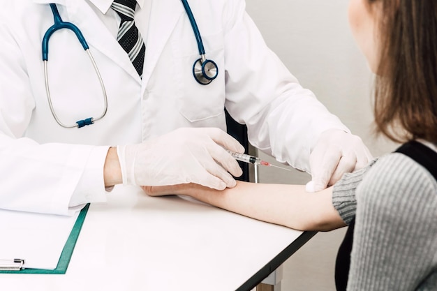 Seção média de um médico injetando um paciente no hospital
