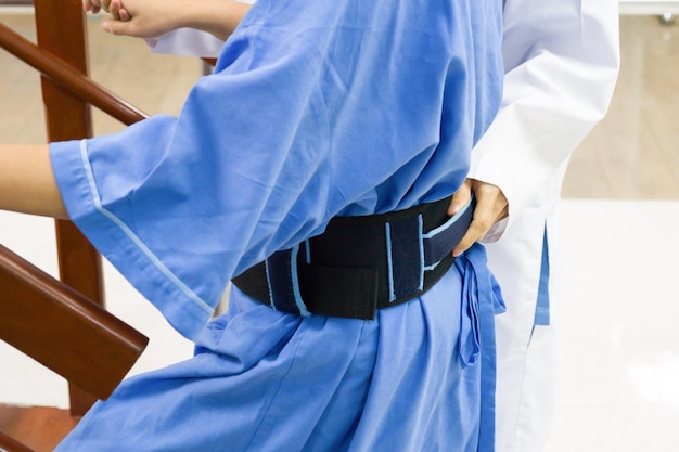 Foto seção média de um médico segurando um paciente no hospital