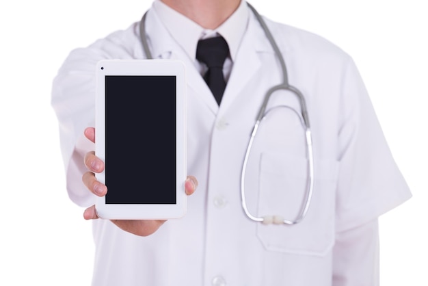 Foto seção média de um médico segurando um tablet digital em fundo branco