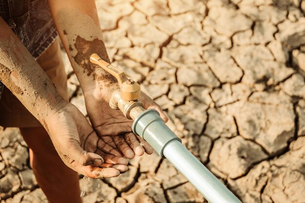 Foto seção média de um menino na areia