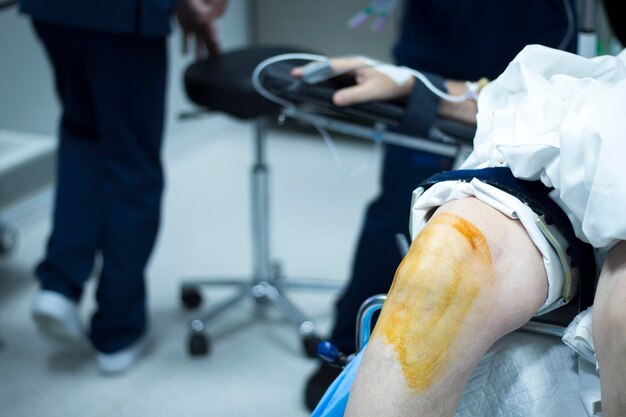 Foto seção média de um paciente deitado em um leito de hospital