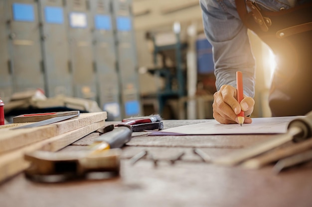 Seção média de um plano de desenho de arquiteto na mesa