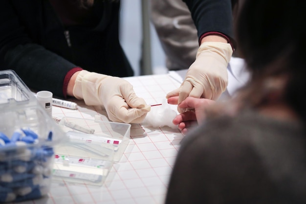 Seção média de uma médica removendo sangue de um paciente em um hospital