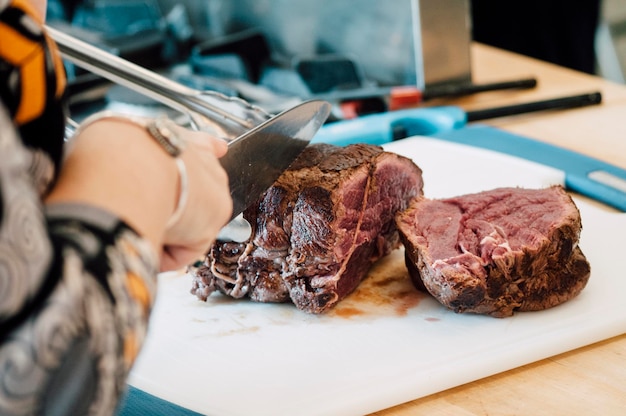 Foto seção média de uma mulher a cortar carne a bordo