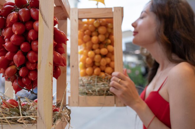 Foto seção média de uma mulher com frutas em uma barraca de mercado