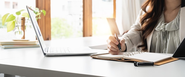 Seção média de uma mulher de negócios a trabalhar na mesa