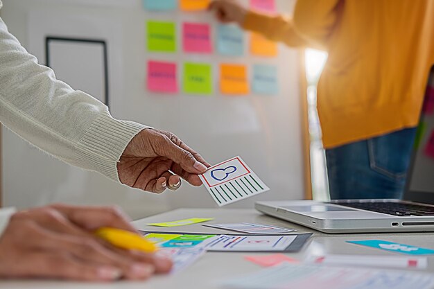 Seção média de uma mulher de negócios discutindo com um colega de trabalho no escritório