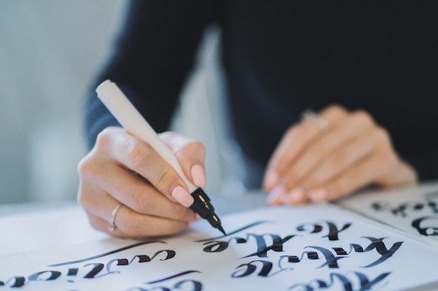 Seção média de uma mulher de negócios escrevendo no quadro branco no escritório