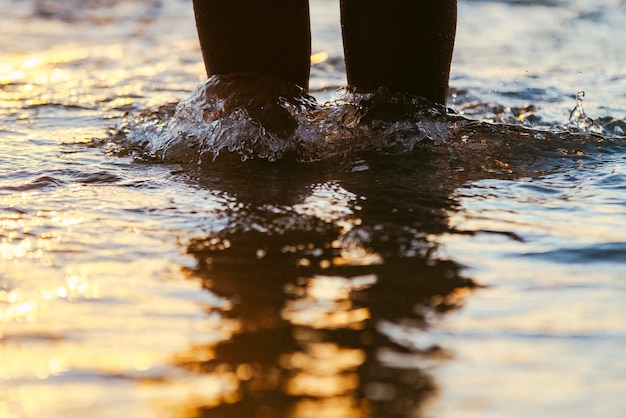 Foto seção média de uma mulher de pé no mar