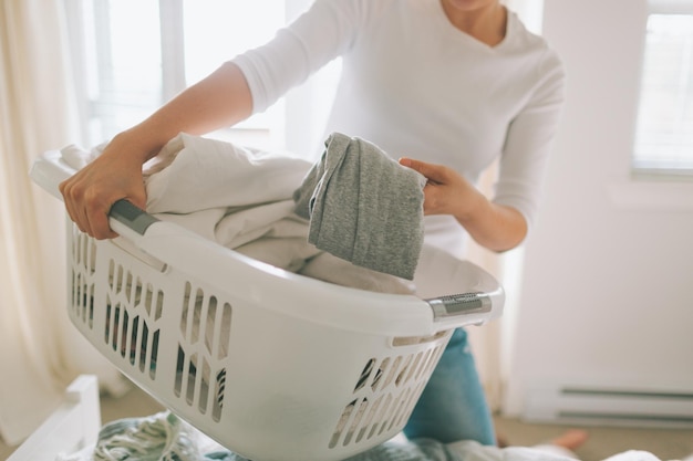 Seção média de uma mulher fazendo tarefas domésticas em casa