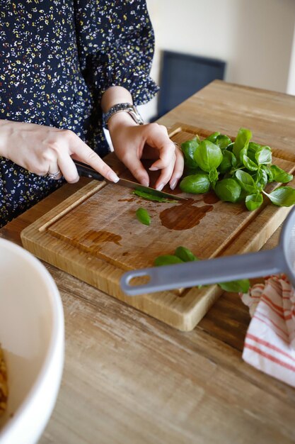 Foto seção média de uma mulher preparando comida em uma tábua de cortar