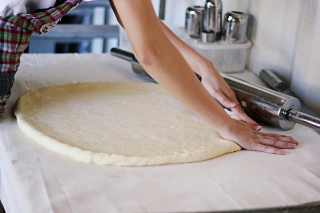 Seção média de uma mulher preparando comida na cozinha em casa