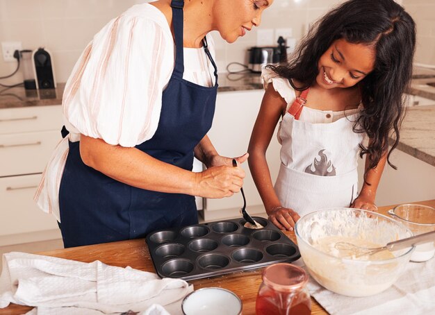 Foto seção média de uma mulher preparando comida na cozinha