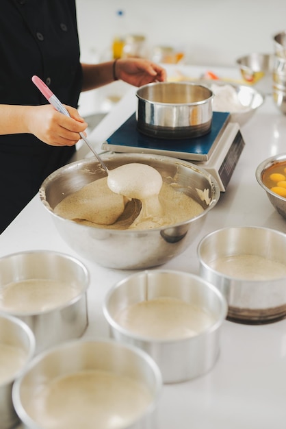 Seção média de uma mulher preparando comida na cozinha
