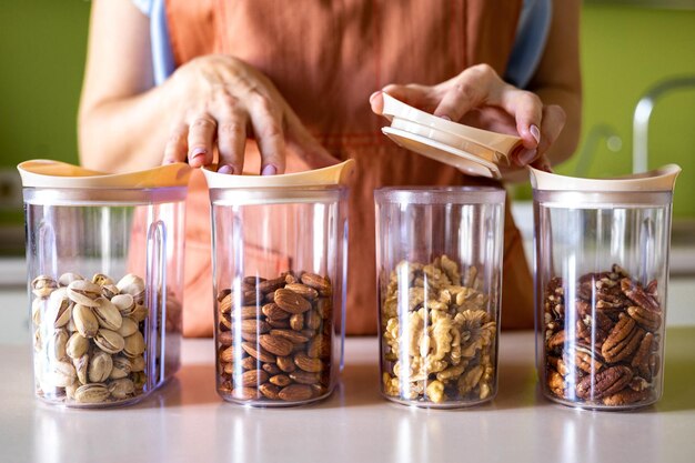 Foto seção média de uma mulher preparando comida na mesa