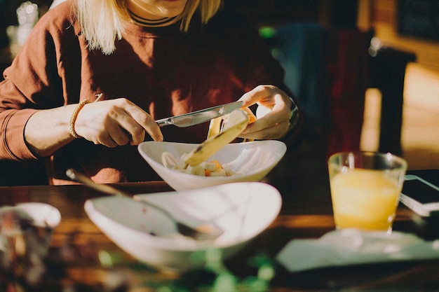 Seção média de uma mulher preparando comida