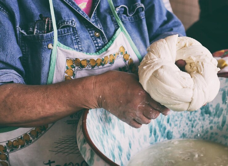 Foto seção média de uma mulher preparando massa