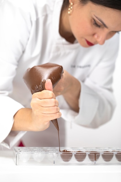 Foto seção média de uma mulher segurando comida