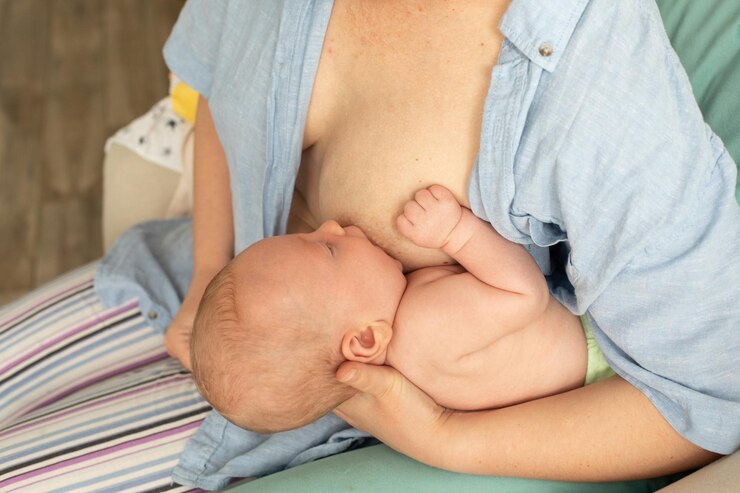 Foto seção média de uma mulher segurando um bebê