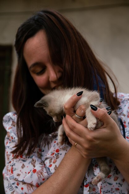 Foto seção média de uma mulher segurando um gato