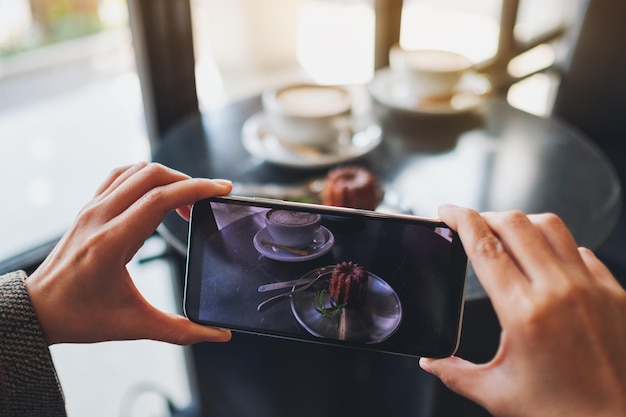 Foto seção média de uma mulher segurando um smartphone