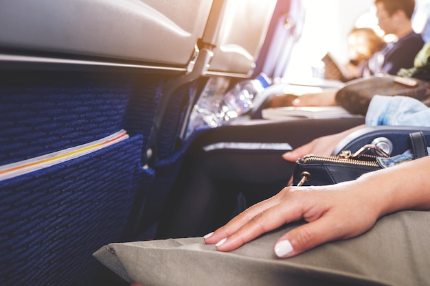 Seção média de uma mulher sentada em um avião