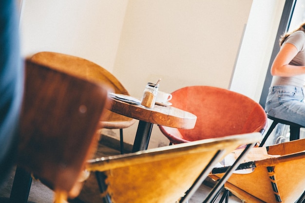 Foto seção média de uma mulher sentada em um café