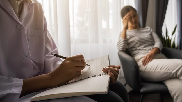 Foto seção média de uma mulher sentada em um escritório