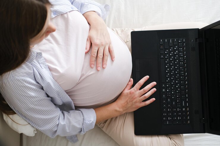 Foto seção média de uma mulher usando um laptop em casa