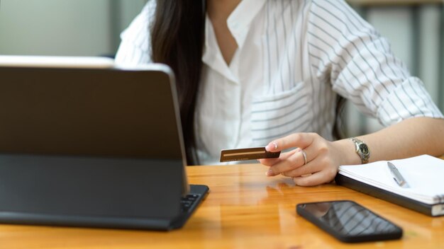 Seção média de uma mulher usando um telefone celular