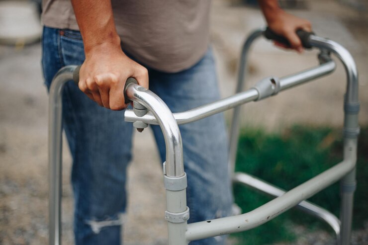 Foto seção média de uma pessoa caminhando com um caminhante em terra