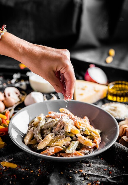 Foto seção média de uma pessoa preparando comida em uma grelha de churrasco