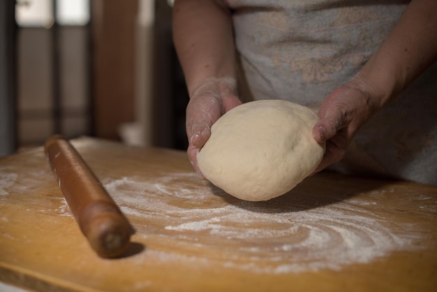 Foto seção média de uma pessoa preparando pastelaria na mesa