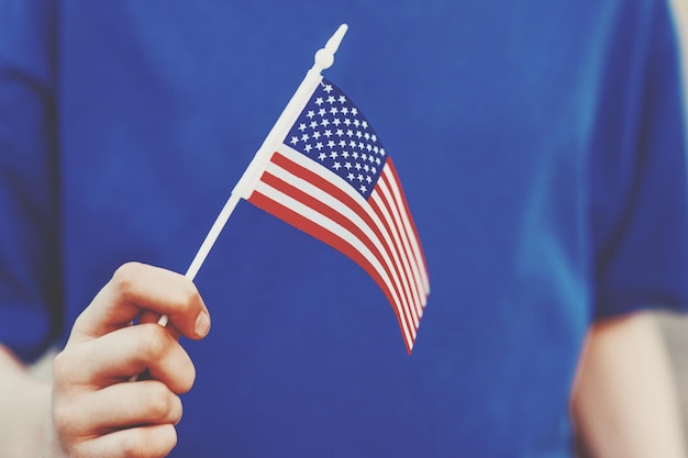 Seção média de uma pessoa segurando a bandeira americana
