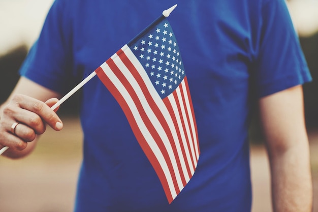 Seção média de uma pessoa segurando a bandeira americana