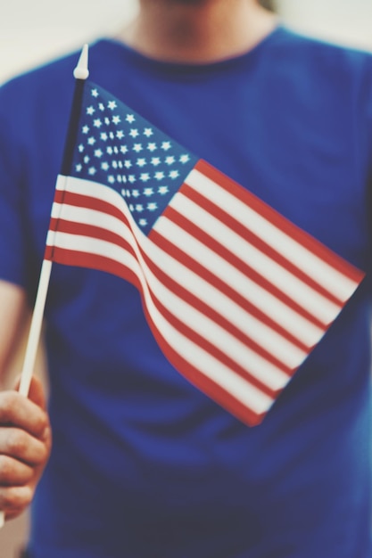 Seção média de uma pessoa segurando a bandeira americana