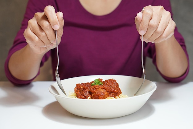 Foto seção média de uma pessoa segurando comida em um prato na mesa