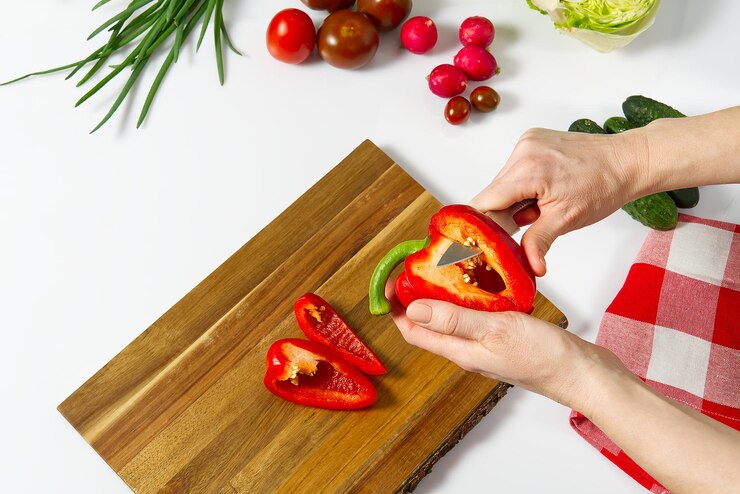 Foto seção média de uma pessoa segurando frutas em uma tábua de cortar
