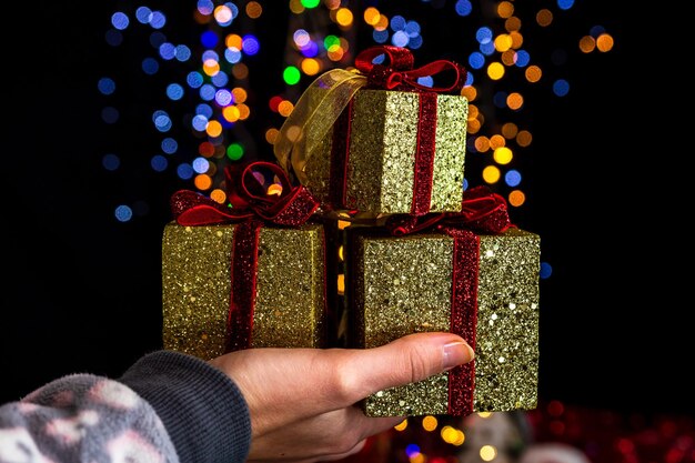 Foto seção média de uma pessoa segurando luzes de natal iluminadas