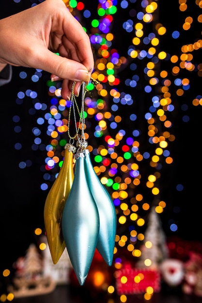 Foto seção média de uma pessoa segurando luzes de natal iluminadas