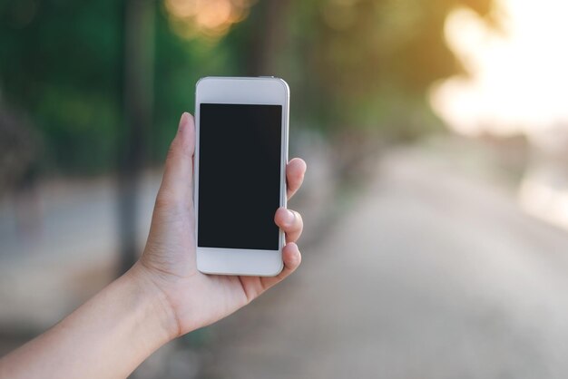 Foto seção média de uma pessoa segurando um telefone móvel