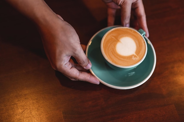 Seção média de xícara de café na mesa