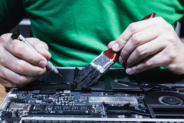 Foto seção média do homem a trabalhar