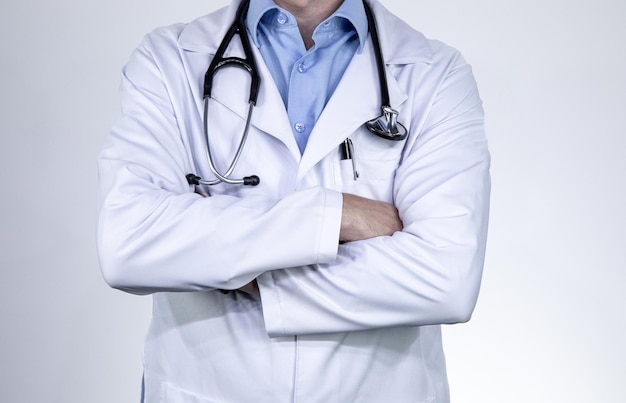 Seção média do médico de pé contra fundo branco