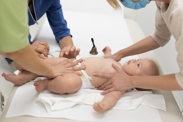 Foto seção média do médico examinando o paciente na cama