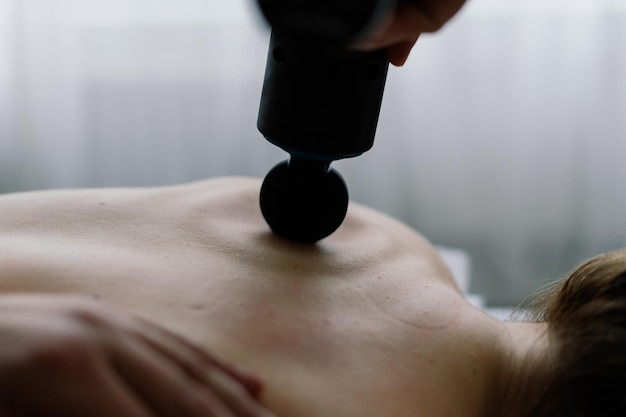 Seção média do médico examinando o paciente na clínica