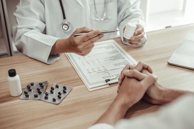 Seção média do médico examinando o paciente na clínica