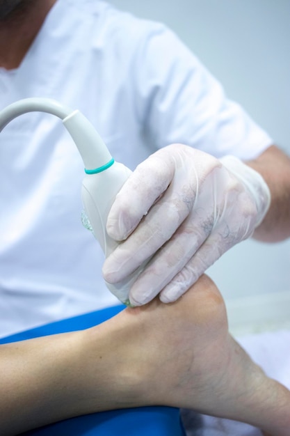 Foto seção média do médico examinando o paciente no hospital